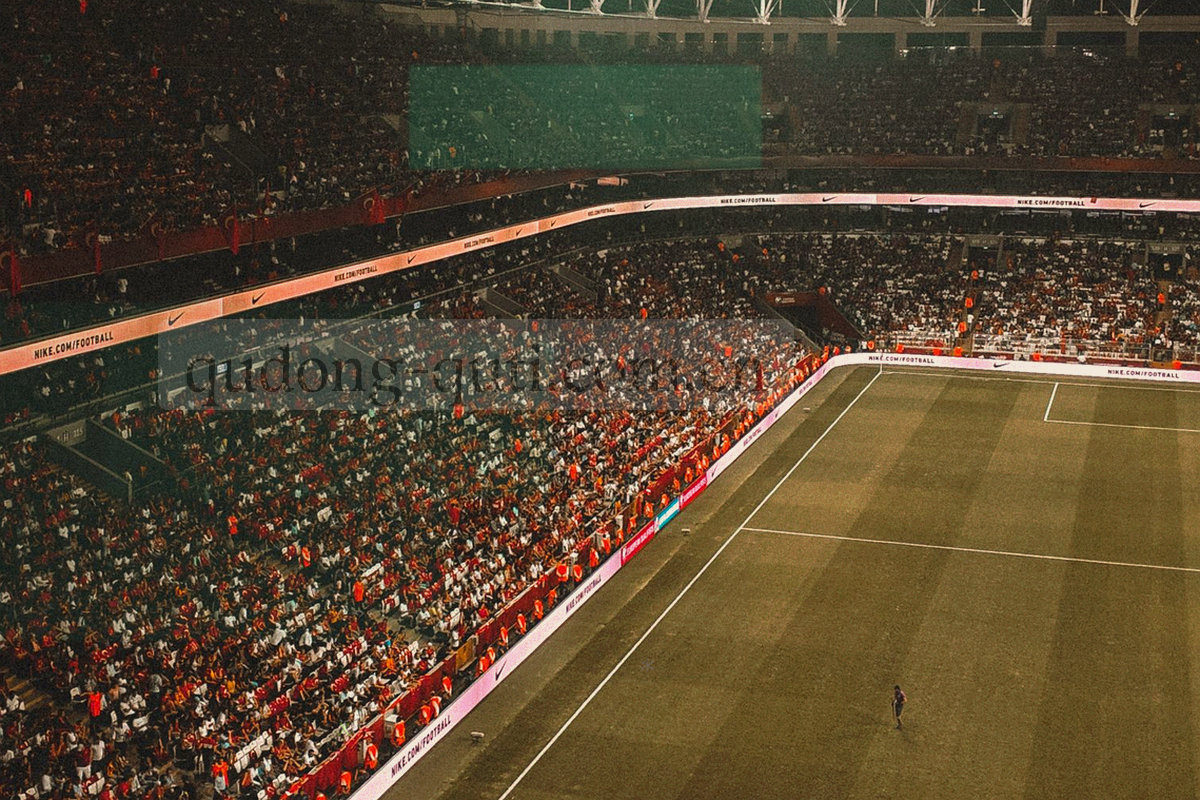 桌面上叠放着多份赛季战报与资料册，封面标签整齐排列